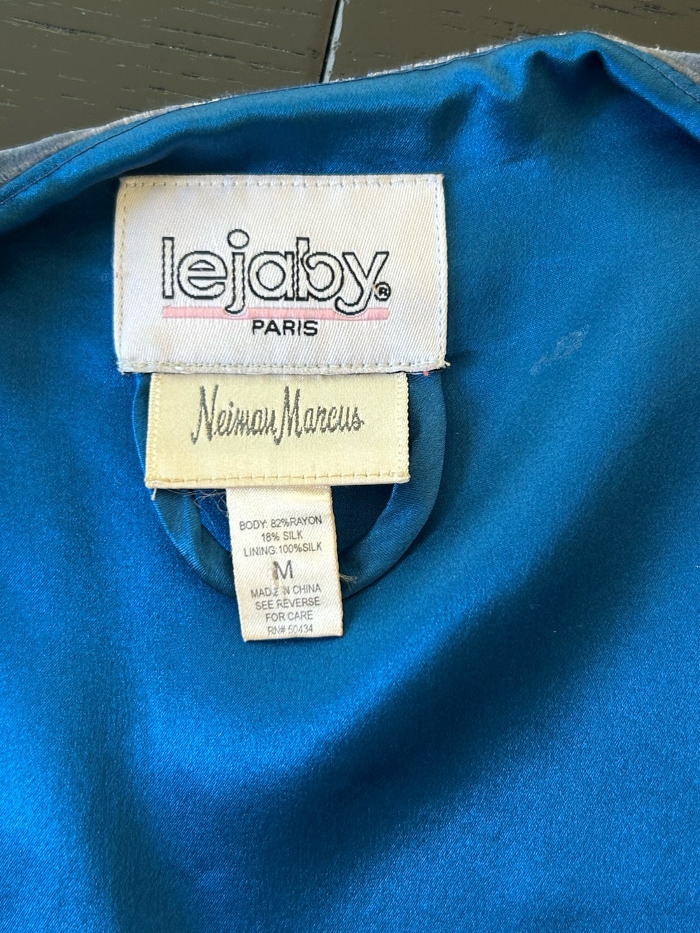 VTG lejaby Paris X
Nieman Marcus Silk
Velvet Robe, Old Hollywood Glamour, Medium - Picture 4 of 16